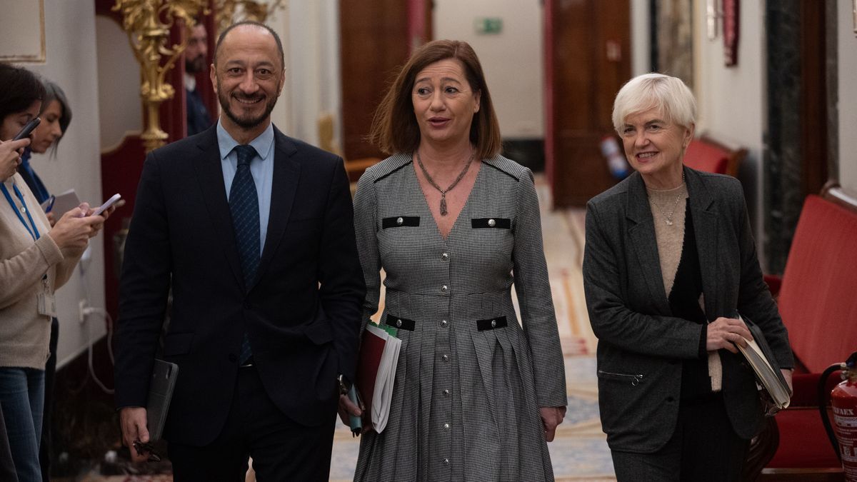 (I-D) El vicepresidente primero de la Mesa del Congreso, Alfonso Rodríguez Gómez de Celis; la presidenta del Congreso de los Diputados, Francina Armengol y la secretaria segunda de la Mesa del Congreso, Isaura Leal