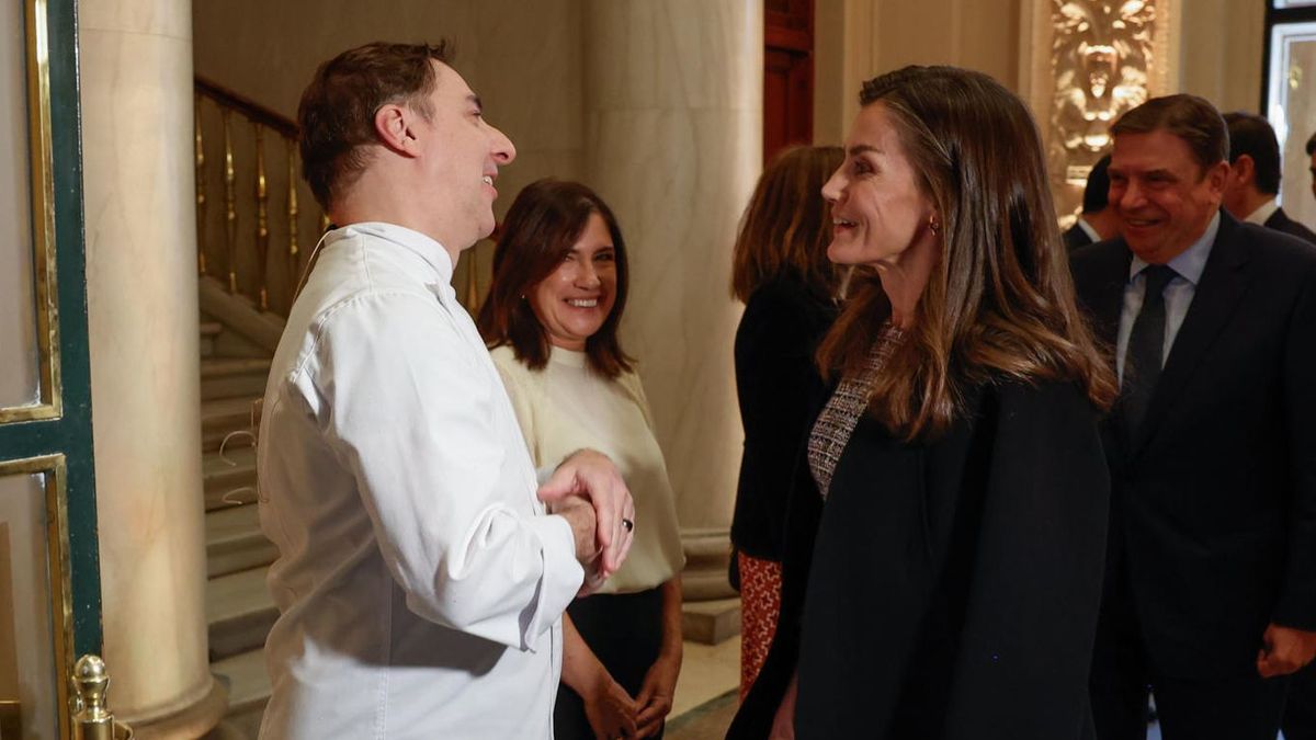 La reina Letizia y Jordi Roca en el acto de la Fundación Microfinanzas BBVA.