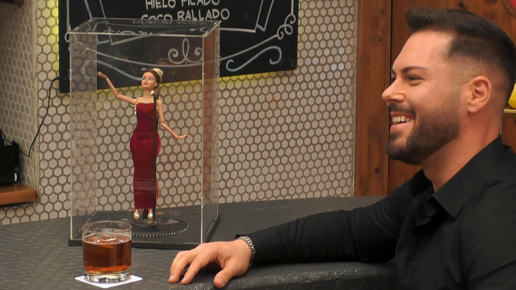 Sergio y su muñeca 'Mónica Naranjo', en 'First Dates'