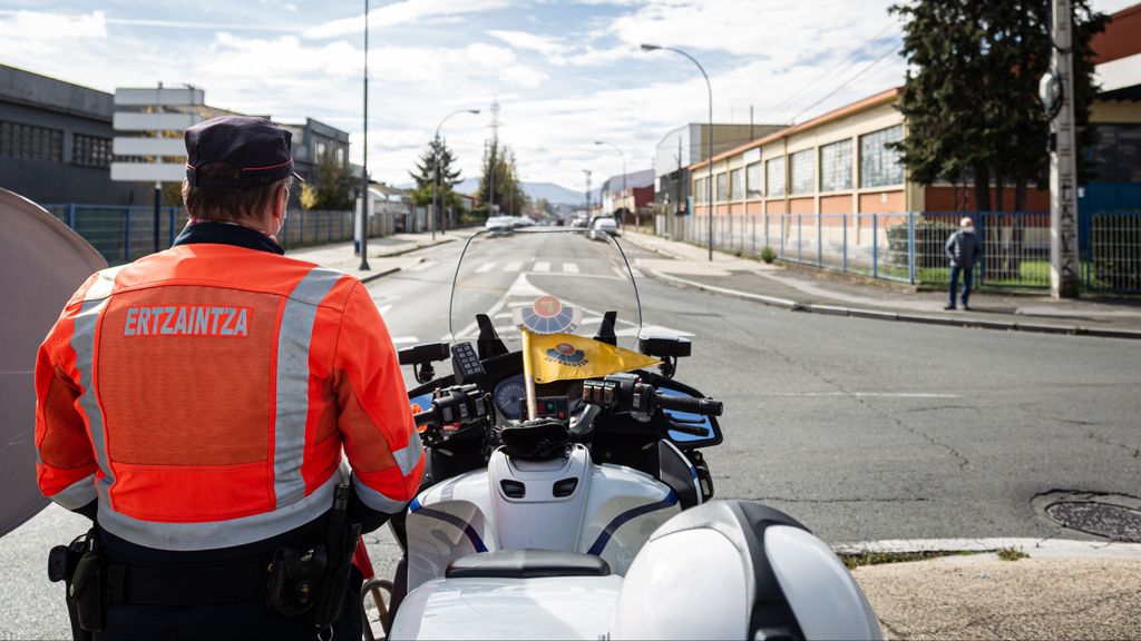 Un agente de la Ertzaintza realiza un control de carretera