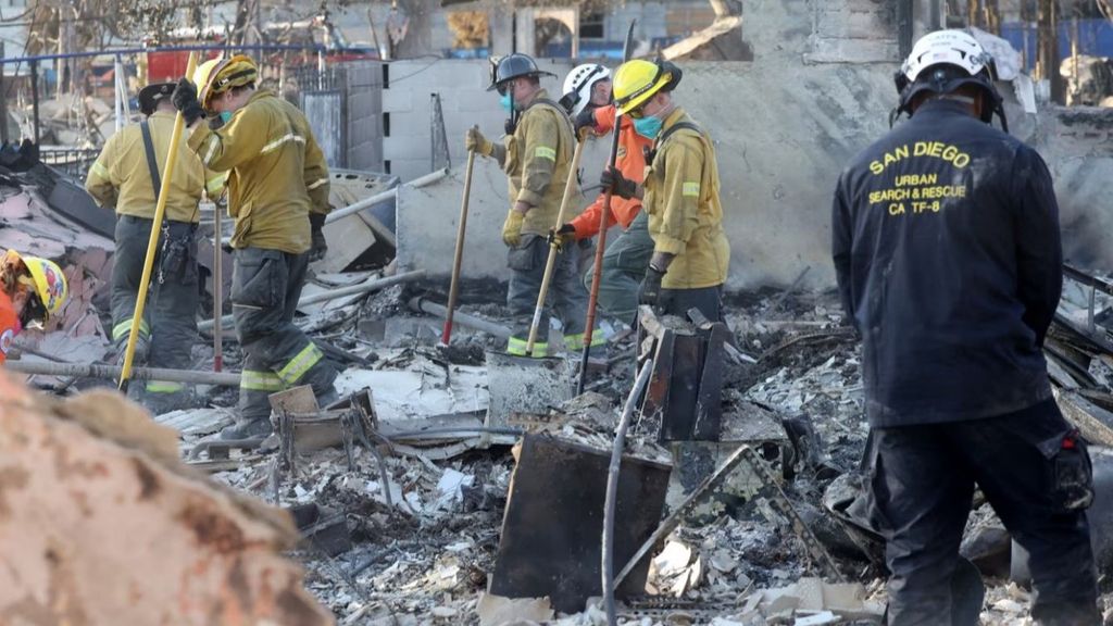 Los bomberos ganan terreno a las llamas en California, mientras la Policía lucha contra los saqueos