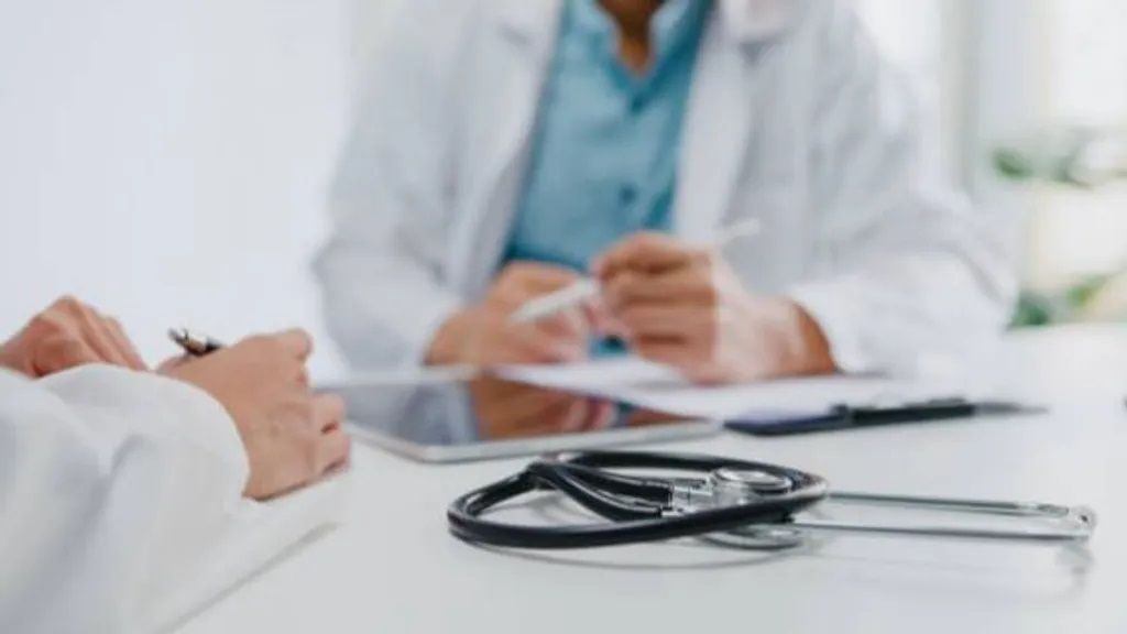 Un trabajador en una cita con el tribunal médico