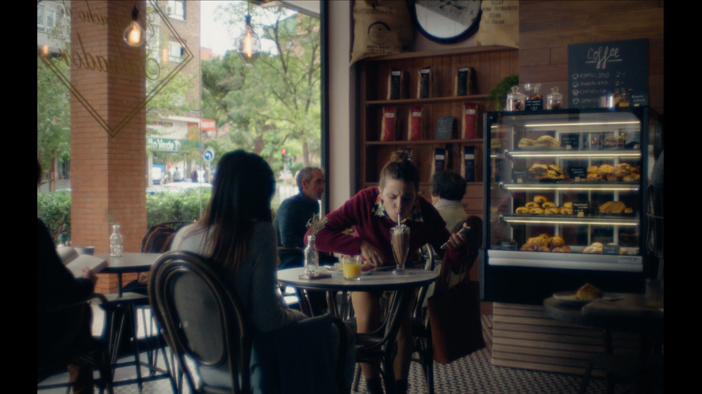 Andrea Ros y Natalia de Molina durante una escena de 'Cuarentena', corto de ficción nominado a los Premios Goya