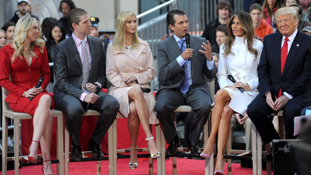 Donald Trump junto a sus cuatro hijos, Tiffany, Eric, Ivanka y Donald Jr. y junto a Melania en una imagen de archivo.