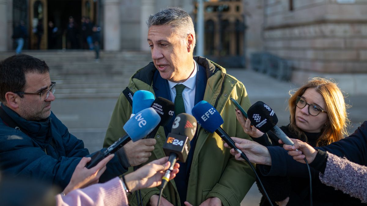 El alcalde de Badalona, Xavier García Albiol, ofrece declaraciones a los medios a su llegada a la audiencia de Barcelona