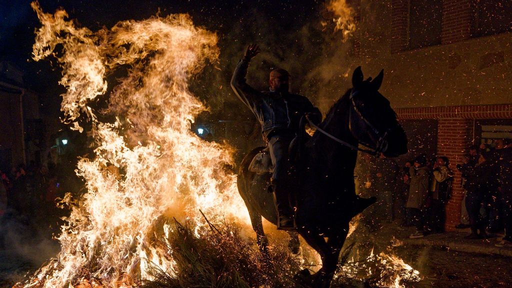 El humo de las 'luminarias' sumerge a San Bartolomé de Pinares en una noche mágica