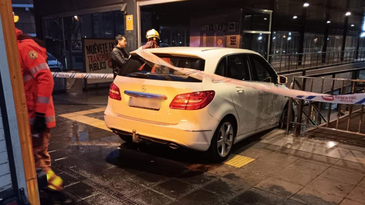 El vehículo ha quedado atascado en el acceso al metro de Manises