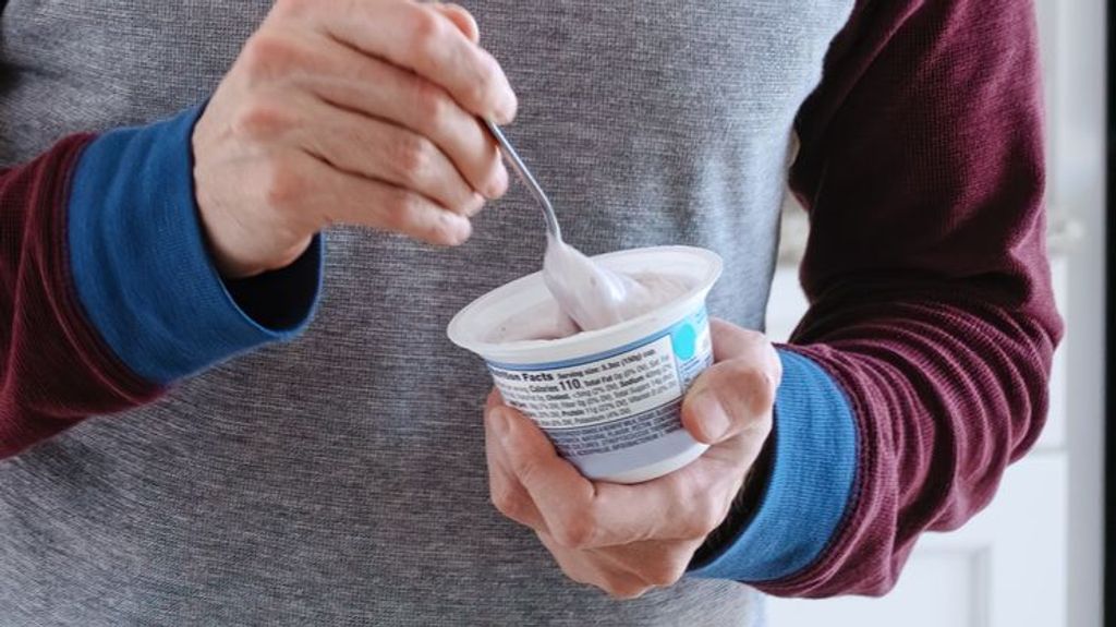 ¿Es peligroso comerse un yogur caducado?