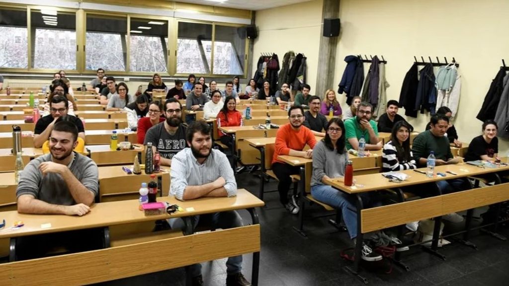 Estudiantes al inicio del exámen para las plazas de Médico Interino residente (MIR).