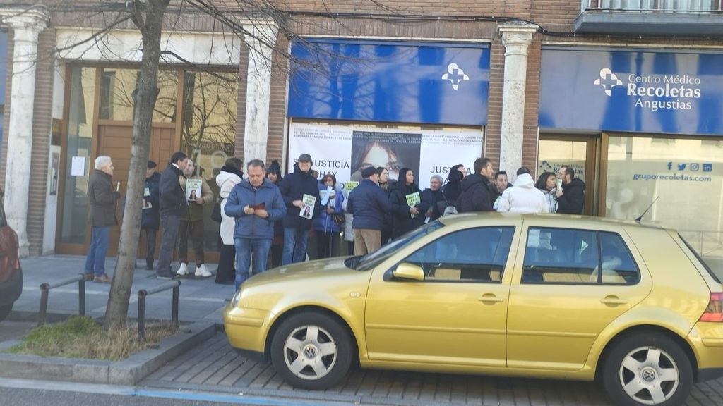 Familiares de Esther y vecinos esperan a las puertas la decisión de la jueza