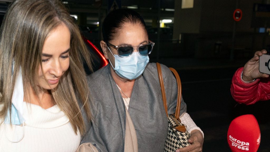 Isabel Pantoja llegando al hospital Materno Infantil de Gran Canaria donde han visitado a la pequeña Alma.