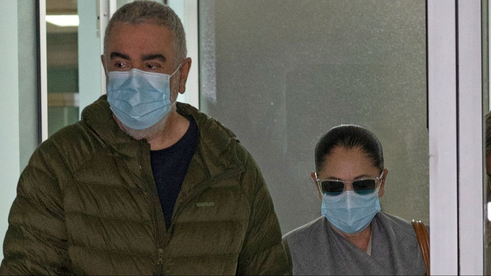 Isabel Pantoja y su hermano Agustín salen del hospital donde han visitado a la pequeña Alma