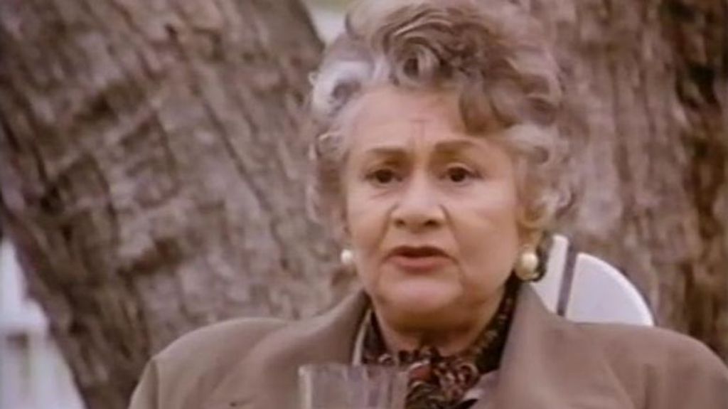 Joan Plowright en un fotograma de 'Derecho a la vida'