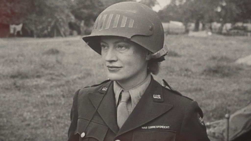 Lee Miller, de modelo a quitarse el barro de los campos de exterminio en la bañera de Adolf Hitler: una exposición y una película relatan su historia