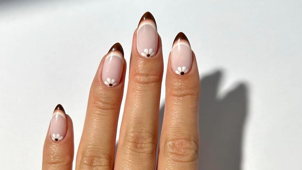 Manicura francesa en colores marrones entre los que está el Mocha Mousse