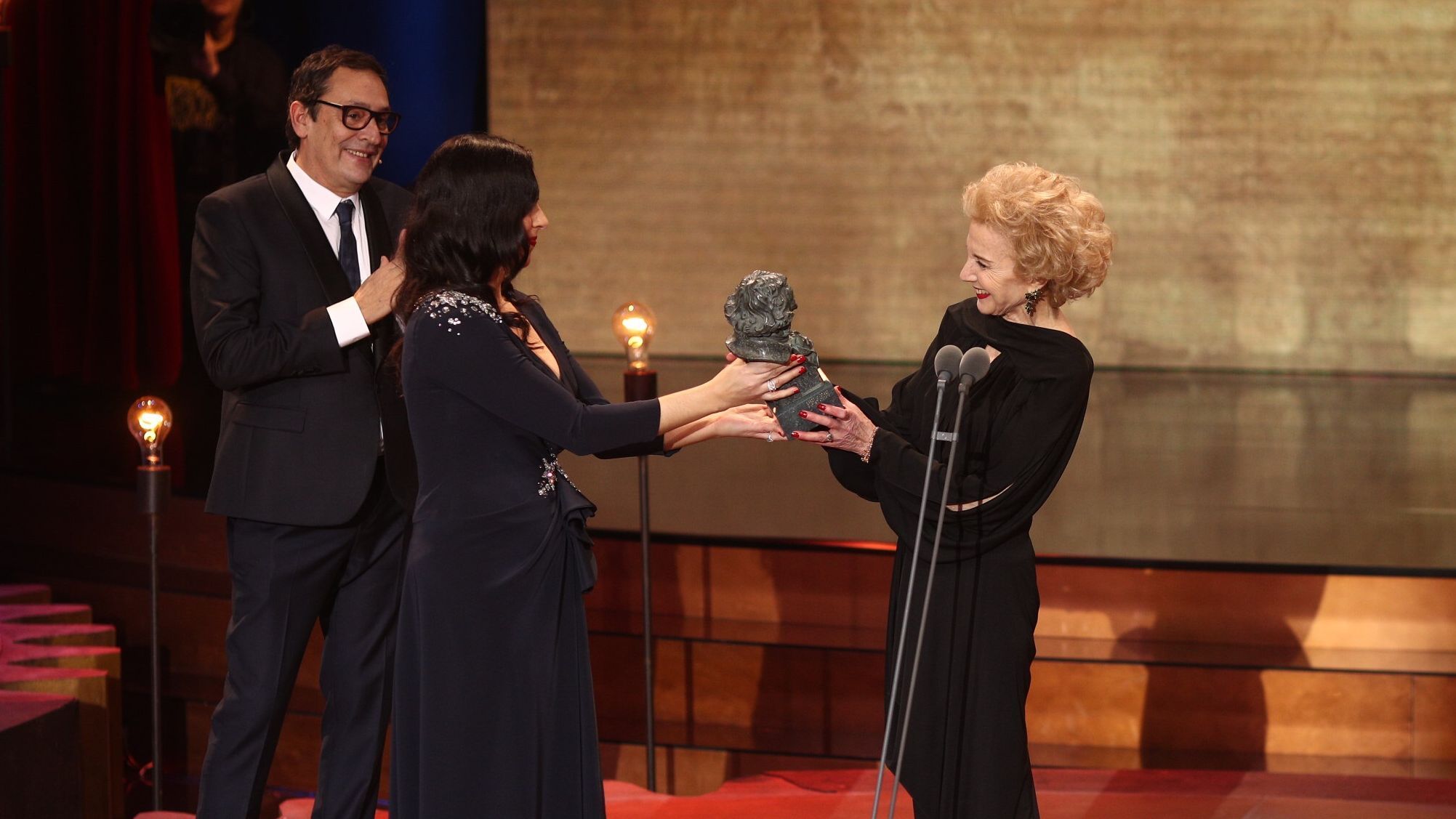 María Isasi hace entrega del Goya de Honor a su madre, Marisa Paredes, en 2018.
