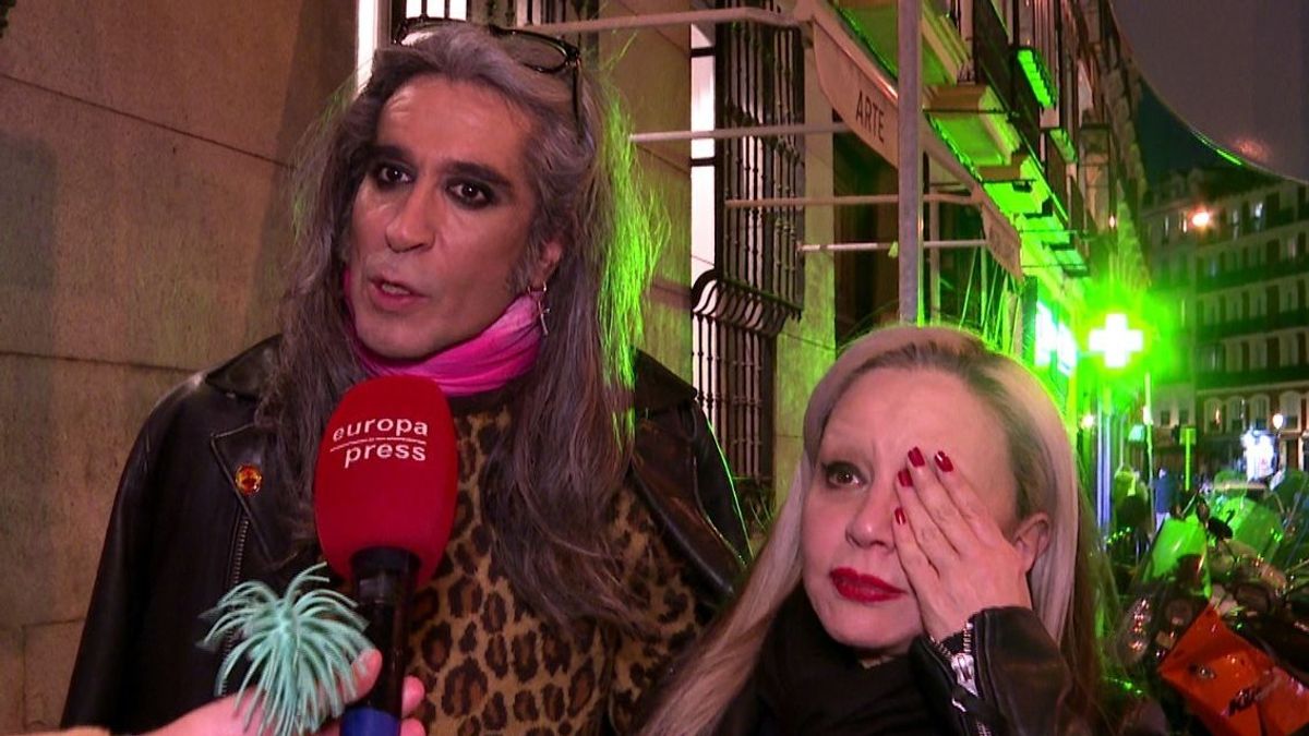 Mario Vaquerizo y Alaska, tapándose el ojo.