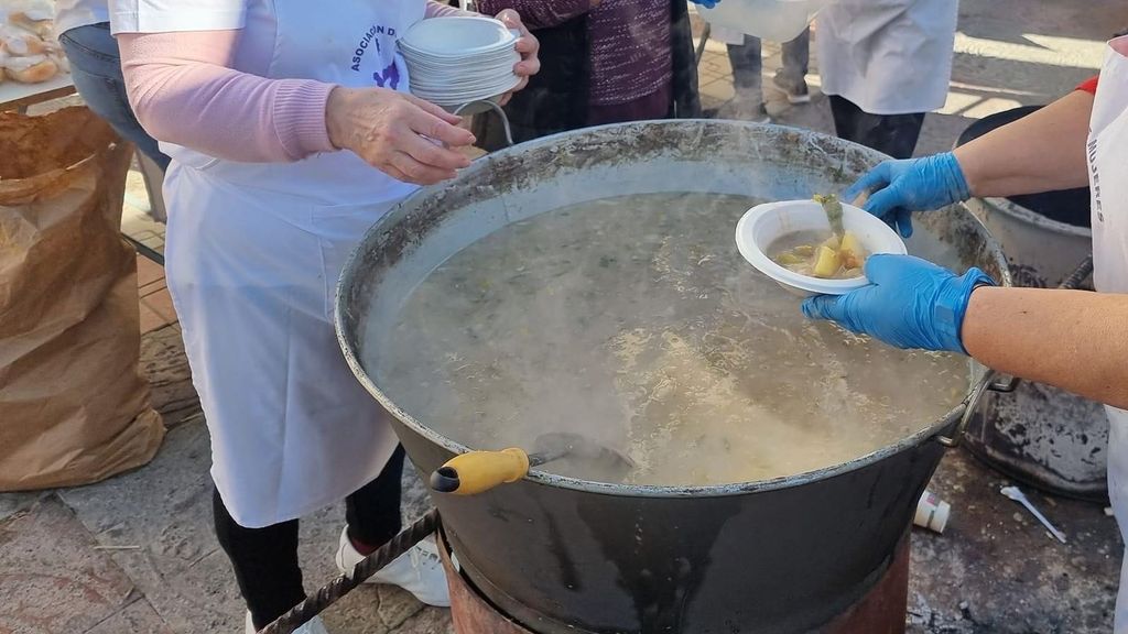 Puchero andaluz cocinándose en Cúllar Vega, Granada