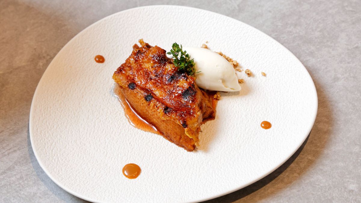 Torrija a la brasa con helado de tomillo