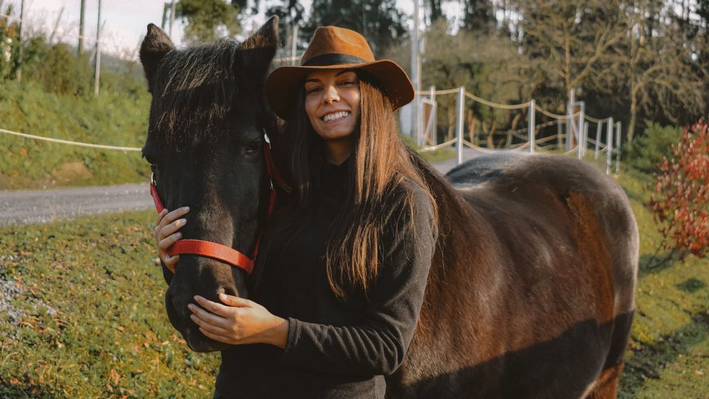 Tres días a la semana realiza terapias con caballos para niños y adolescentes con diversidad funcional, en Urduliz