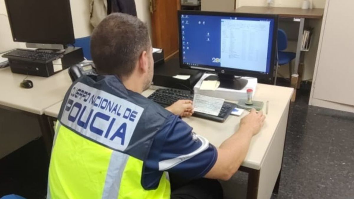 Un agente de Policía Nacional frente a un ordenador