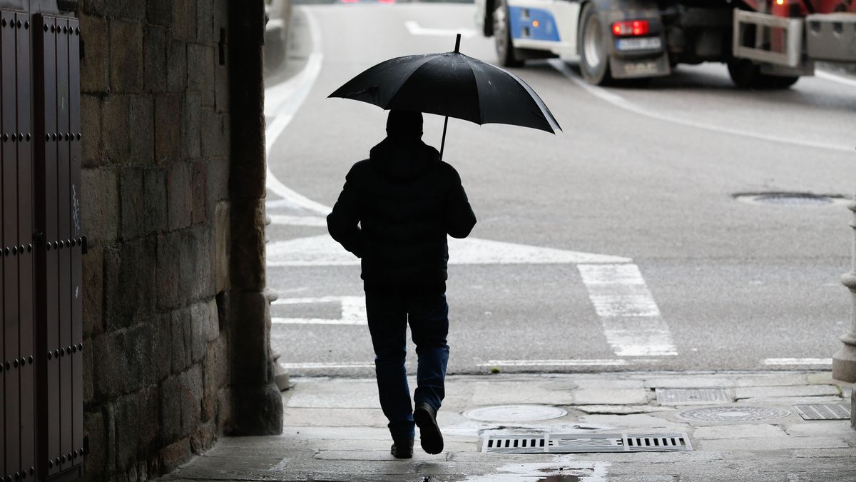 Una persona con paraguas se proetege de la lluvia en Viveiro, Lugo