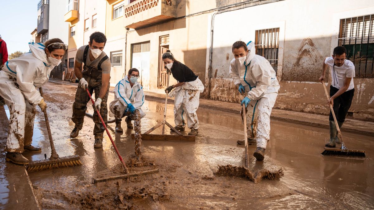 Varas personas ayudando en las tareas de limpieza en una de las zonas afectadas por la DANA