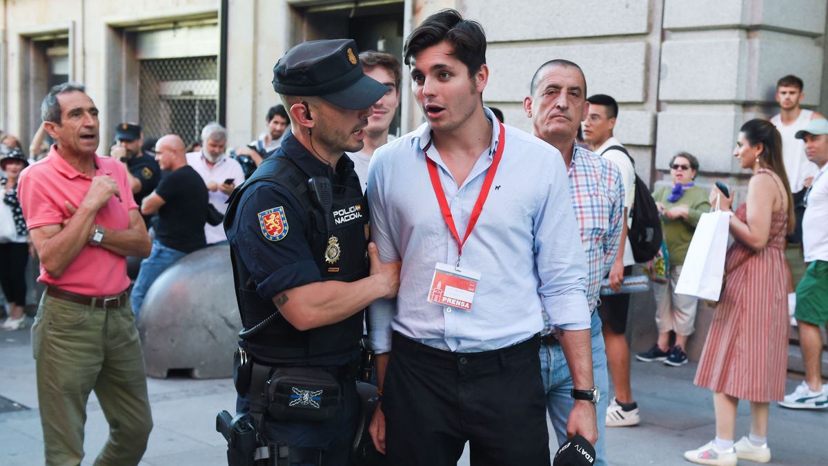 Vito Quiles (c), custodiado por un agente de la Policía Nacional durante una manifestación en Madrid contra Javier Milei