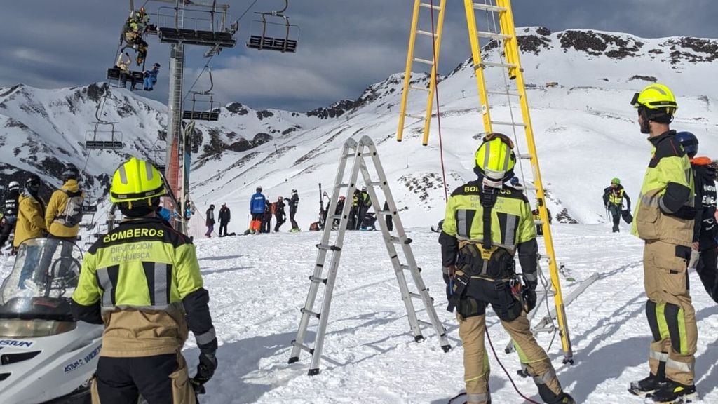 El rescate de las decenas de afectados en el accidente del telesilla de Astún, en Huesca