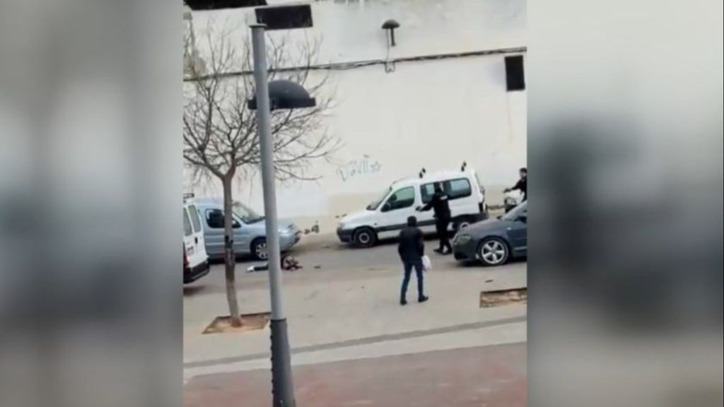 Disparan a un hombre armado con cuchillos que amenazaba a transeúntes y policías en Torrent, Valencia