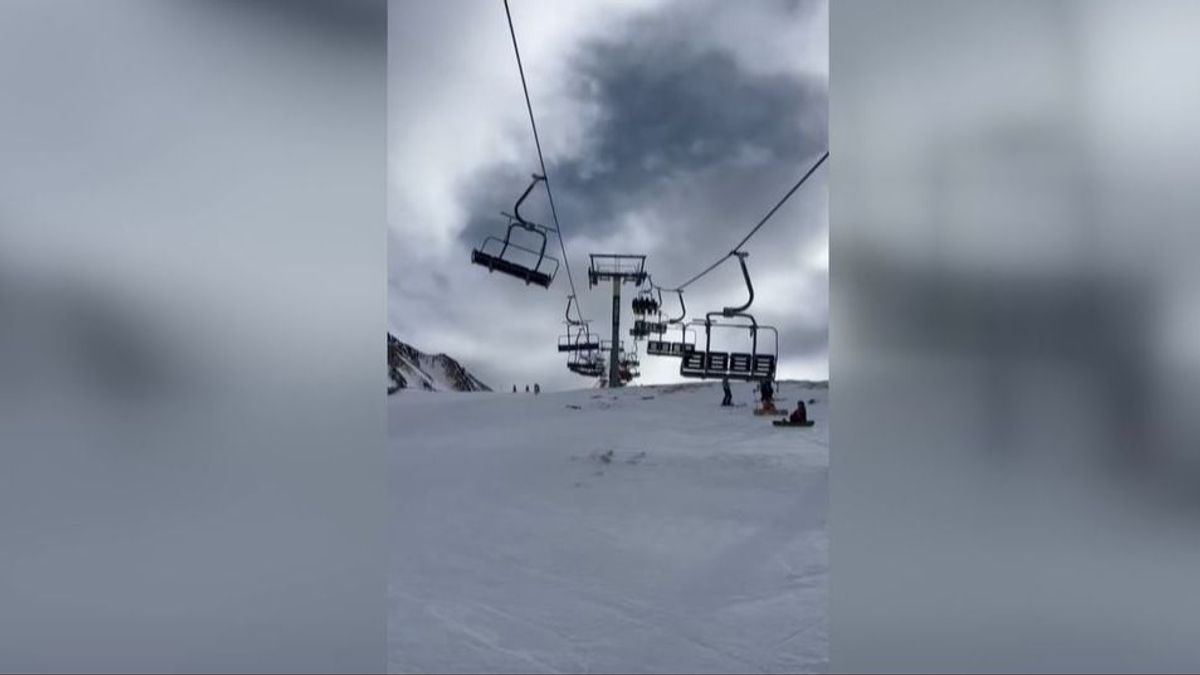 El accidente del telesilla en la estación de esquí de Astún, Huesca, en imágenes