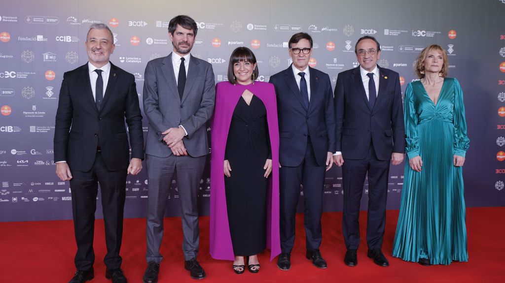 El alcalde Jaume Collboni, el ministro Ernest Urtasun, la presidenta de la Acadèmia del Cinema Judith Colell, el presidente Salvador Illa, el presidente Josep Rull y la presidenta Lluïsa Moret, en la gala de los Premis Gaudí 2025.