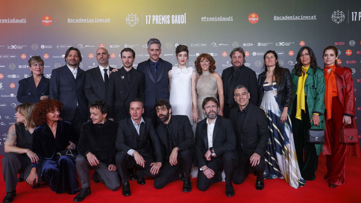 El equipo de la película 'El 47' posa a su llegada a la gala de los XVII Premios Gaudí de cine.