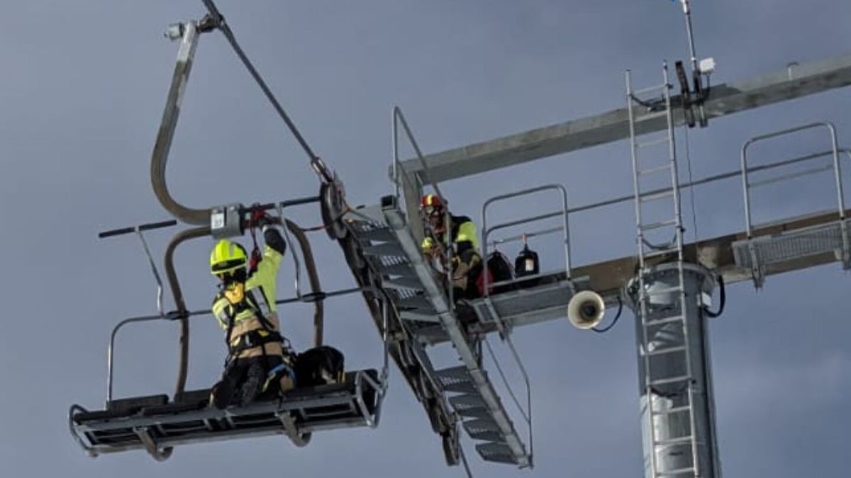 Los bomberos trabaja en la estación de esquí de Astún tras el accidente