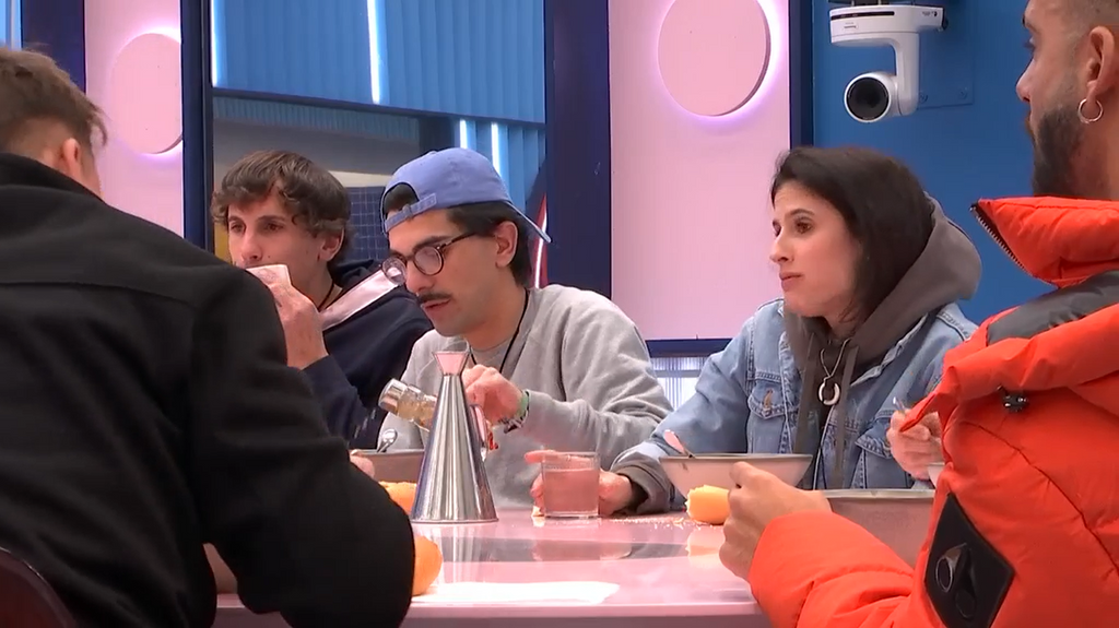 Los concursantes comiendo potaje