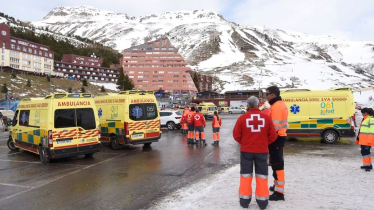 Pánico en la estación de Astún tras el accidente en un telesilla: "Se están tirando"