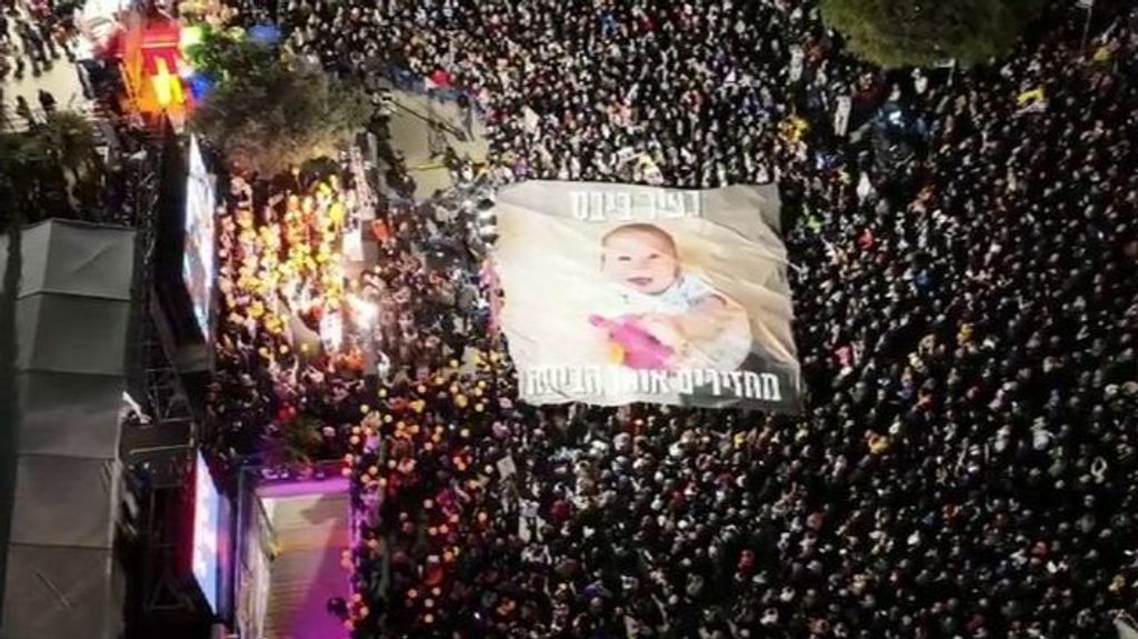 Cientos de personas recuerdan en Tel Aviv al bebé secuestrado por Hamás coincidiendo con su segundo cumpleaños