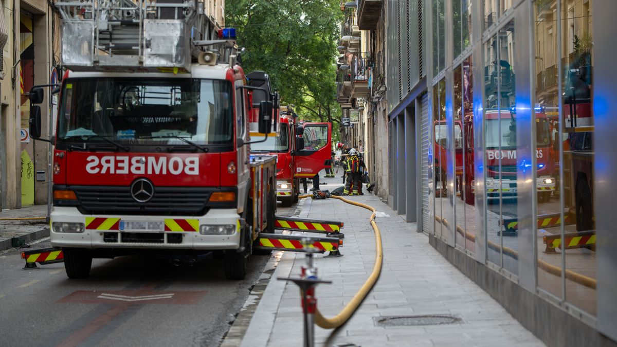 Dos menores heridos por un incendio en un piso de Sant Andreu de la Barca, Barcelona