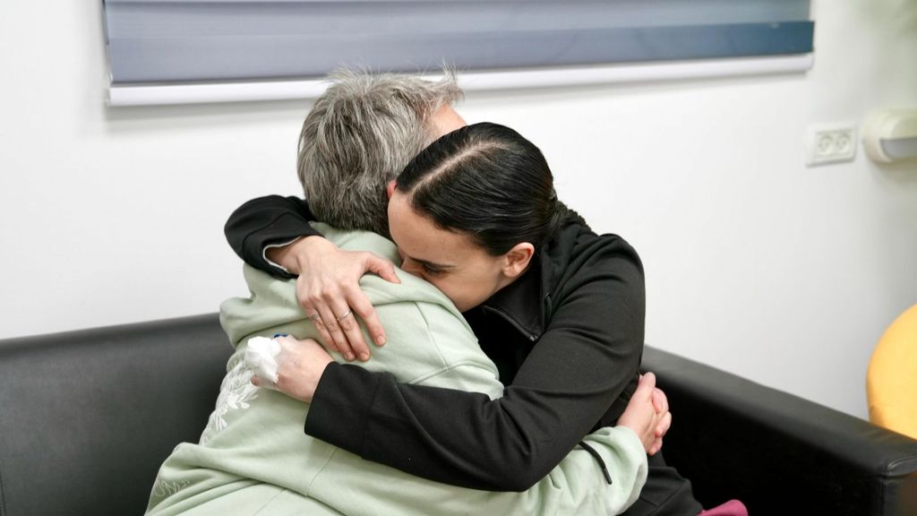 Las tres rehenes liberadas ya están en Israel y son recibidas por sus madres