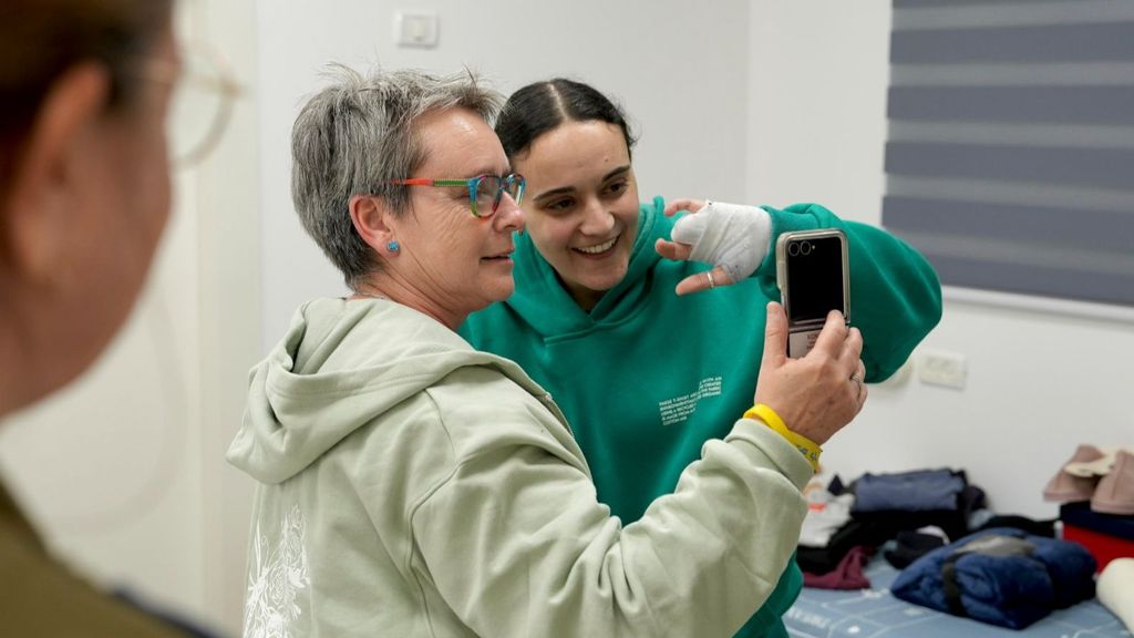 Las tres rehenes liberadas ya están en Israel y son recibidas por sus madres