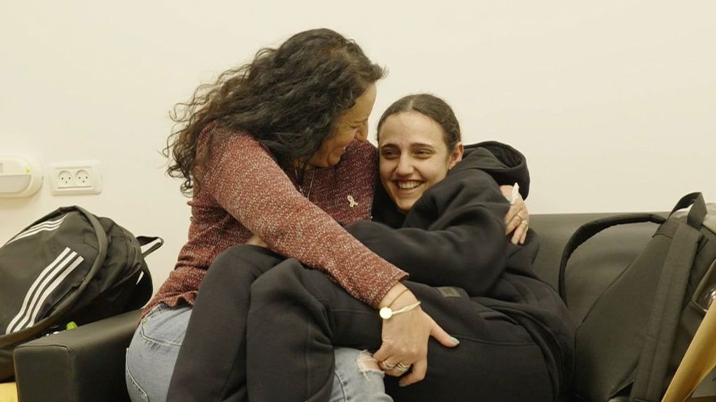 Las rehenes secuestradas por Hamás se reencuentran con sus madres tras más de 15 meses de cautiverio