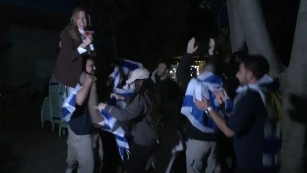 Los amigos de la rehenes secuestradas por Hamás celebran su liberación