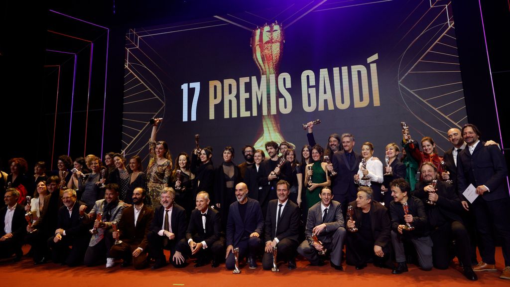 Los premiados posan con sus galardones en la foto oficial de la gala.