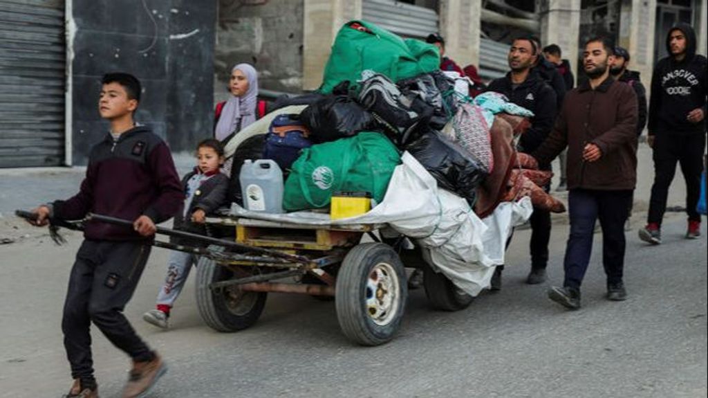 Palestinos desplazados por la guerra en Gaza ponen rumbo a sus casas con la tregua