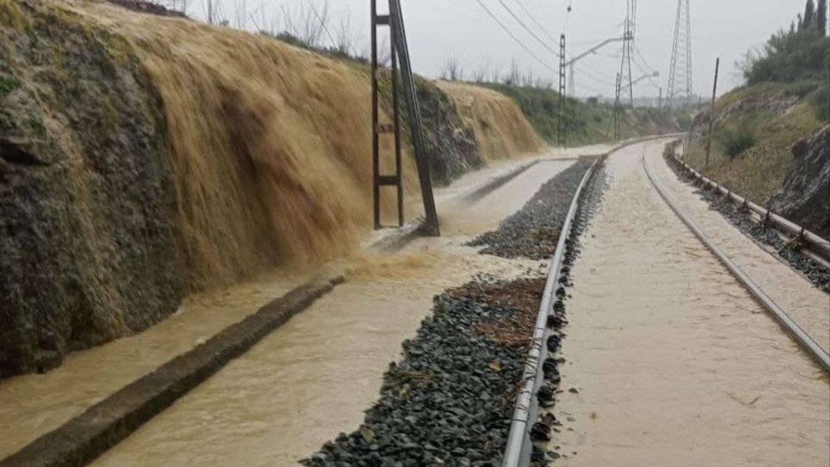 Anegaciones y cortes de carreteras en Huelva por las intensas lluvias