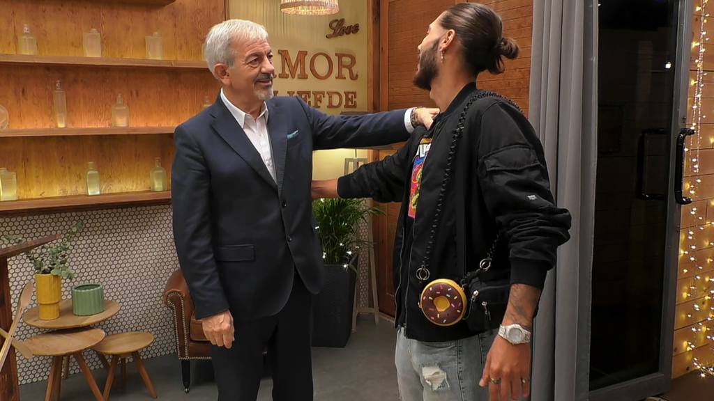 Carlos Sobera recibe a Víctor en el restaurante de 'First Dates'