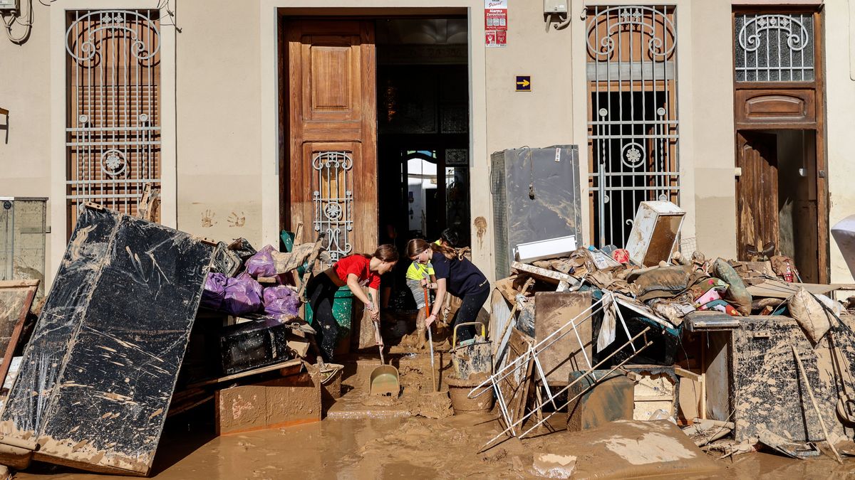 Destrozos materiales tras el paso de la DANA, en el barrio de la Torre, a 31 de octubre de 2024, en Valencia