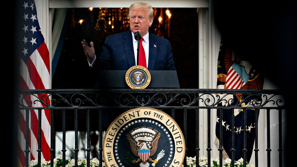 Donald Trump en uno de los balcones de la Casa Blanca en su anterior mandato