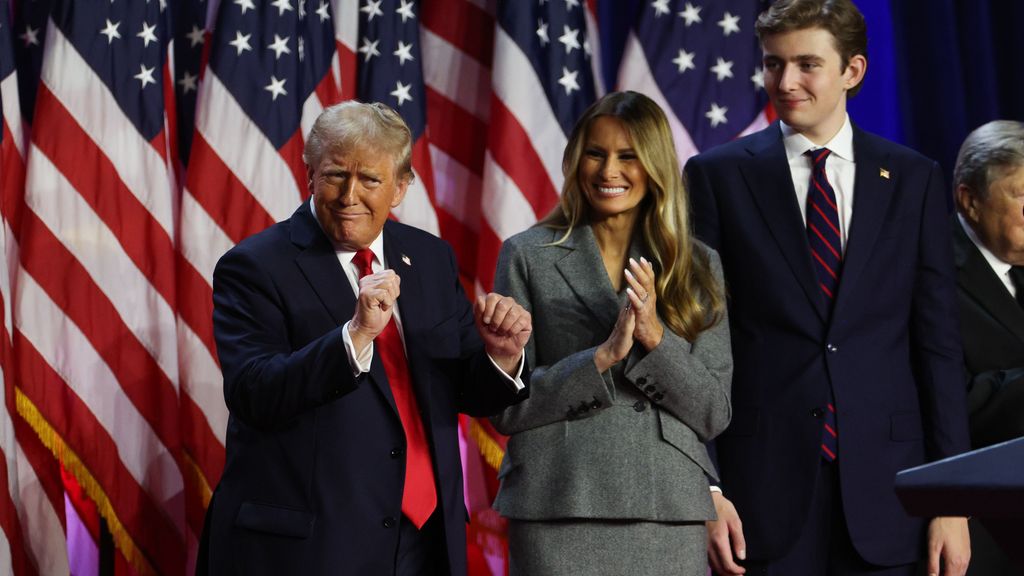 Donald Trump junto a su mujer Melania y su hijo Barron