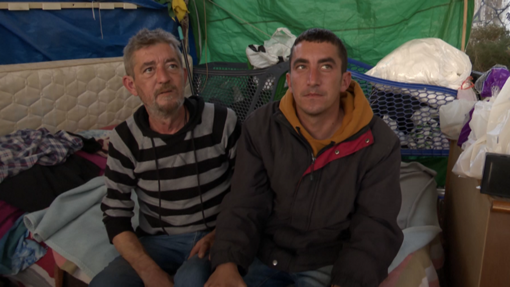 Dos hombres sin hogar explican cómo es su vida debajo de un puente: "Soñamos con tener una vivienda"